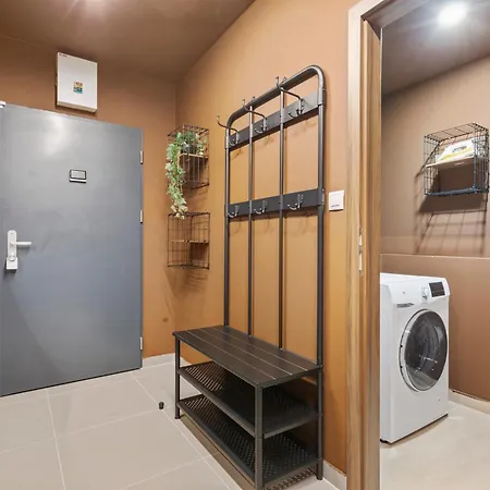 Lam Chocolate - Ac - Skyview *